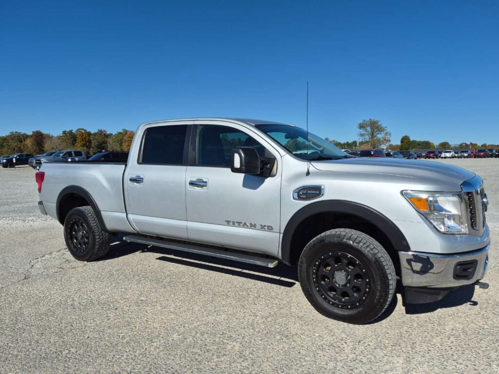 2017 Nissan Titan  | HN551686-1 - iGo Motors Bowling Green